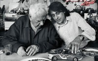 Alexander Calder (izquierda) fue el primer artista que plasmó su ingenio en un coche de BMW. No pudo resistir la propuesta de su amigo Hervé Poulain (derecha) para convertir en una obra de arte el BMW 3.0 CSL Grupo 4 con el que correría el francés en las 24 Horas de Le Mans de 1975.