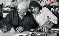 Alexander Calder (izquierda) fue el primer artista que plasmó su ingenio en un coche de BMW. No pudo resistir la propuesta de su amigo Hervé Poulain (derecha) para convertir en una obra de arte el BMW 3.0 CSL Grupo 4 con el que correría el francés en las 24 Horas de Le Mans de 1975.