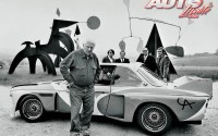 Alexander Calder posa delante de su nueva obra de arte, un BMW 3.0 CSL Grupo 4 preparado para correr en las 24 Horas de Le Mans.