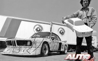 Frank Stella posa junto a su nueva obra artística. El pintor norteamericano era un gran aficionado al automovilismo y quiso plasmar en él su particular fascinación por el nivel tecnológico que percibía de semejante coche de carreras con 750 CV de potencia.