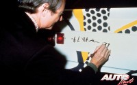Roy Lichtenstein firmando su nueva "obra de arte" en 1977.