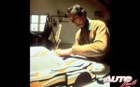El artista norteamericano, Roy Lichtenstein, trabajando sobre la maqueta de su nueva "obra artística".