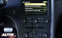 La pantalla en color de la consola central tiene 8 pulgadas y manejo táctil. Los numerosos botones agrupados requieren un cierto período de adaptación para manejarlos con soltura y facilidad.
