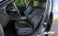 Los asientos delanteros tienen corte deportivo y resultan confortables, además de ofrecer una adecuada sujeción lateral. Los reglajes eléctricos permiten un ajuste cómodo y preciso.