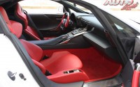 El "cockpit" biplaza del LFA ofrece un espacio adecuado para acomodar dos pasajeros con amplitud, a pesar de su envolvente diseño.