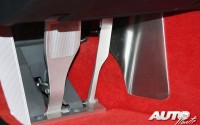 Los pedales del Lexus LFA están realizados en aluminio y ofrecen un tacto propio de los coches de competición