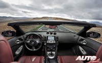 El Nissan 370Z Roadster ofrece un nivel de acabado satisfactorio y una presentación agradable en materiales y ajuste de todos los elementos. El equipamiento de serie es también abundante.