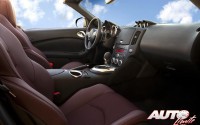 En el interior del Nissan 370Z Roadster sólo hay espacio para dos pasajeros. Los asientos de corte deportivo ofrecen una sujeción lateral excelente, pero la banqueta puede resultar algo corta para los pasajeros más altos.