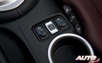 Mandos para la regulación de la calefacción y ventilación de los asientos delanteros y botón de apertura y cierre de la capota eléctrica.