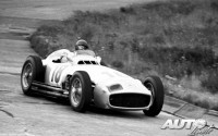 En el G. P. de Alemania de 1954, Fangio estrenó el Mercedes W196 con las ruedas sin carenado, tal y como había pedido el propio piloto argentino. El "Chueco" voló sobre el trazado de Nürburgring hasta alcanzar la victoria.