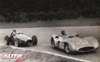 Fangio rubricó su segundo título de Campeón del Mundo en 1954, venciendo en el circuito italiano de Monza. En la foto perseguido por el Ferrari de su compatriota, José Froilán González.