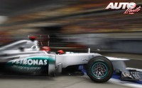 Michael Schumacher en el Gran Premio de China de 2012. El piloto de Mercedes tuvo que abandonar la carrera tras realizar la primera parada para cambiar neumáticos. Schumacher volvió a la pista con una rueda que no llevaba apretada la tuerca de fijación.