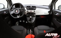 En el interior de los Abarth 500 se han colocado barras antivuelco y cinturones de seguridad de arnés con cuatro puntos.