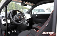 En el interior de los Abarth 500 se han colocado barras antivuelco y cinturones de seguridad de arnés con cuatro puntos.