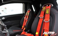 Los asientos de tipo bacquet llevan cinturones de arnés de cuatro puntos en los Abarth 500 del Rally Center