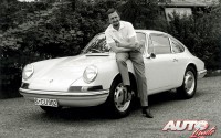 Ferdinand Alexander Porsche posa en 1963 junto al Porsche Typ 901 (T8) que él mismo había diseñado. Posteriormente, el nombre definitivo pasó a ser Porsche 911.