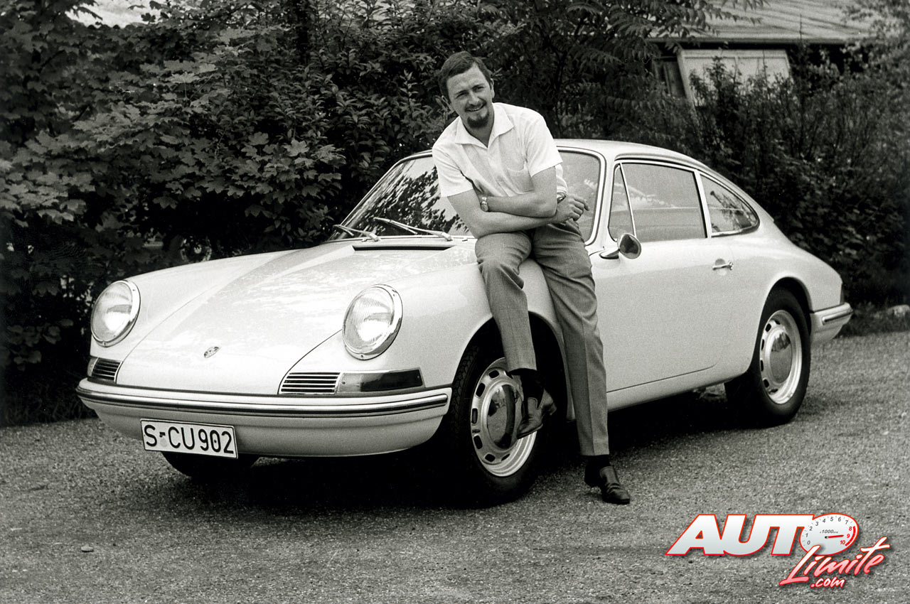 Ferdinand Alexander Porsche posa en 1963 junto al Porsche Typ 901 (T8) que él mismo había diseñado. Posteriormente, el nombre definitivo pasó a ser Porsche 911.