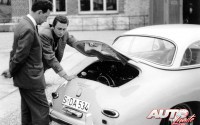 Ferry Porsche (a la izquierda) junto a su hijo mayor, Ferdinand Alexander, en la parte trasera de un Porsche 356 A con techo duro de 1958.