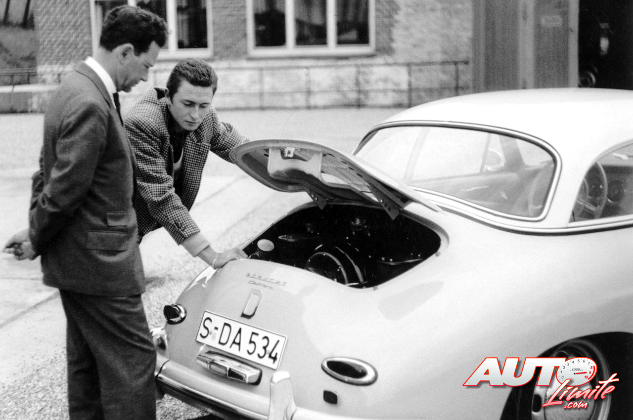Ferry Porsche (a la izquierda) junto a su hijo mayor, Ferdinand Alexander, en la parte trasera de un Porsche 356 A con techo duro de 1958.