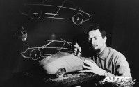 Ferdinand Alexander Porsche modelando en arcilla una de las maquetas del Porsche 911 en 1968.
