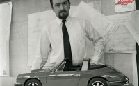 Ferdinand Alexander Porsche con una maqueta del Porsche 911 S Targa de 1968.