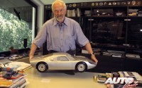 Ferdinand Alexander Porsche con una maqueta del Porsche 904 en su estudio de diseño de Zem all See en 2004.