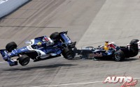 Accidente de Mark Webber (Williams) y Christian Klien (Red Bull) en el circuito de Indianápolis, durante el Gran Premio de EEUU de Fórmula 1 de 2006.