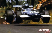 Piers Courage con el Brabham BT26A volando sobre el circuito de Nürburgring-Nordschleife, durante el Gran Premio de Fórmula 1 de 1969.
