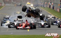 Ralf Schumacher (Williams) volando por encima de Rubens Barrichello (Ferrari) en la salida del Gran Premio de Australia de Fórmula 1 de 2002.