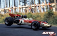 Graham Hill con el Lotus 49B en el circuito de Nürburgring-Nordschleife, durante el Gran Premio de Alemania de Fórmula 1 de 1969.