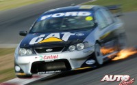 Craig Lowndes con Ford Falcon BA V8, en una prueba del Campeonato V8 Supercar de Australia de 2003.