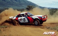 Björn Waldegard con Porsche 911 SC Safari en el Rally Safari de 1978, puntuable para el Campeonato del Mundo de Rallyes.