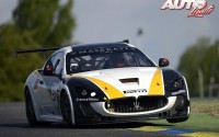 Youssaf El Marnissi con un Maserati Gran Turismo MC durante la prueba del Trofeo Maserati 2012 en el circuito del Jarama (España).