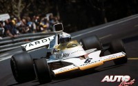 Peter Revson con el McLaren M23-Ford Cosworth en el circuito de Montjuic, durante el Gran Premio de España de Fórmula 1 de 1973.