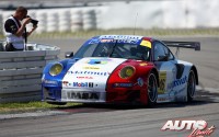 Porsche 911 GT3 RSR del equipo IMSA Performance, pilotado por Raymond Narac y Patrick Pilet durante la prueba del International GT Open 2012 disputada en el circuito de Nürburgring (Alemania).