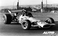 Andrea De Adamich (McLaren M7D-Alfa Romeo V8) en el circuito del Jarama, durante el Gran Premio de España de Fórmula 1 de 1970.