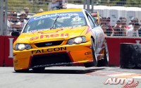 Steve Johnson con Ford Falcon BA V8 Supercar en la prueba disputada en el circuito de Surfers Paradise (Gold Coast), puntuable para el Campeonato de Australia V8 Supercar de 2003.