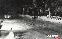 Antonio Zanini entrando de lado en el Col de Turini en el Rallye de Montecarlo de 1977.