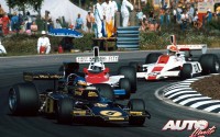 Ronnie Peterson (Lotus 72E-Cosworth V8) en el circuito de Anderstorp (Scandinavian Raceway), perseguido por Mark Donohue (Penske PC1-Ford V8) y Tony Brise (Hill GH1-Cosworth V8), durante el Gran Premio de Suecia de Fórmula 1 de 1975.