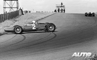 John Surtees (Ferrari 156 V6) en el circuito de Zandvoort, durante el Gran Premio de Holanda de Fórmula 1 de 1963.