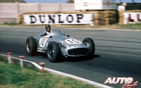 Juan Manuel Fangio (Mercedes W196) en el circuito de Aintree, durante el Gran Premio de Gran Bretaña de Fórmula 1 de 1955.