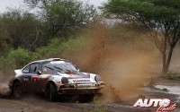 Gregoire De Mevius con Porsche 911 RS 3.0 en el Rally East African Safari Classic de 2011.