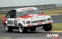 John Harvey al volante de su Holden Torana SS en la carrera 50 Aniversario del Australian Touring Car Championship.