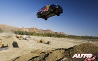 Travis Pastrana volando con un Subaru Impreza STi durante las pruebas del evento "No limits" 2009, celebrado en Lake Elsinore (EEUU).