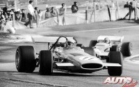 Bruce McLaren (McLaren M14A-Cosworth V8) perseguido en el circuito del Jarama por Graham Hill, durante el Gran Premio de España de Fórmula 1 de 1970.