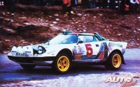 Raffaele Pinto con el Lancia Stratos HF Grupo 4 del equipo Lancia-Alitalia en el Montecarlo 77.
