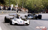 Jose Carlos Pace (Brabham BT44B-Cosworth V8) perseguido por Ronnie Peterson (Lotus 72E-Cosworth V8) en el circuito de Montjuic, durante el Gran Premio de España de Fórmula 1 de 1975.