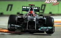 Michael Schumacher con el Mercedes F1 W03 en el Gran Premio de Singapur de 2012, disputado en el circuito urbano de Marina Bay.