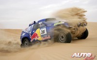 Carlos Sainz con el Volkswagen Race Touareg en la prueba UAE Desert Challenge de 2007, disputada en Dubai.