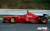 Michael Schumacher en una frenada al límite con el Ferrari F310 con motor Ferrari Tipo 046/3, durante el Campeonato del Mundo de Fórmula 1 de 1996.